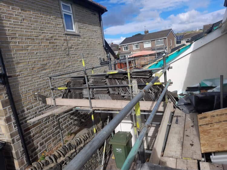 Roof worksite and scaffolding